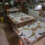 Mentre al centro del locale troneggiano quattro mosaici a soggetto mitologico e naturalistico nati dalle sapienti mani di Minuccio